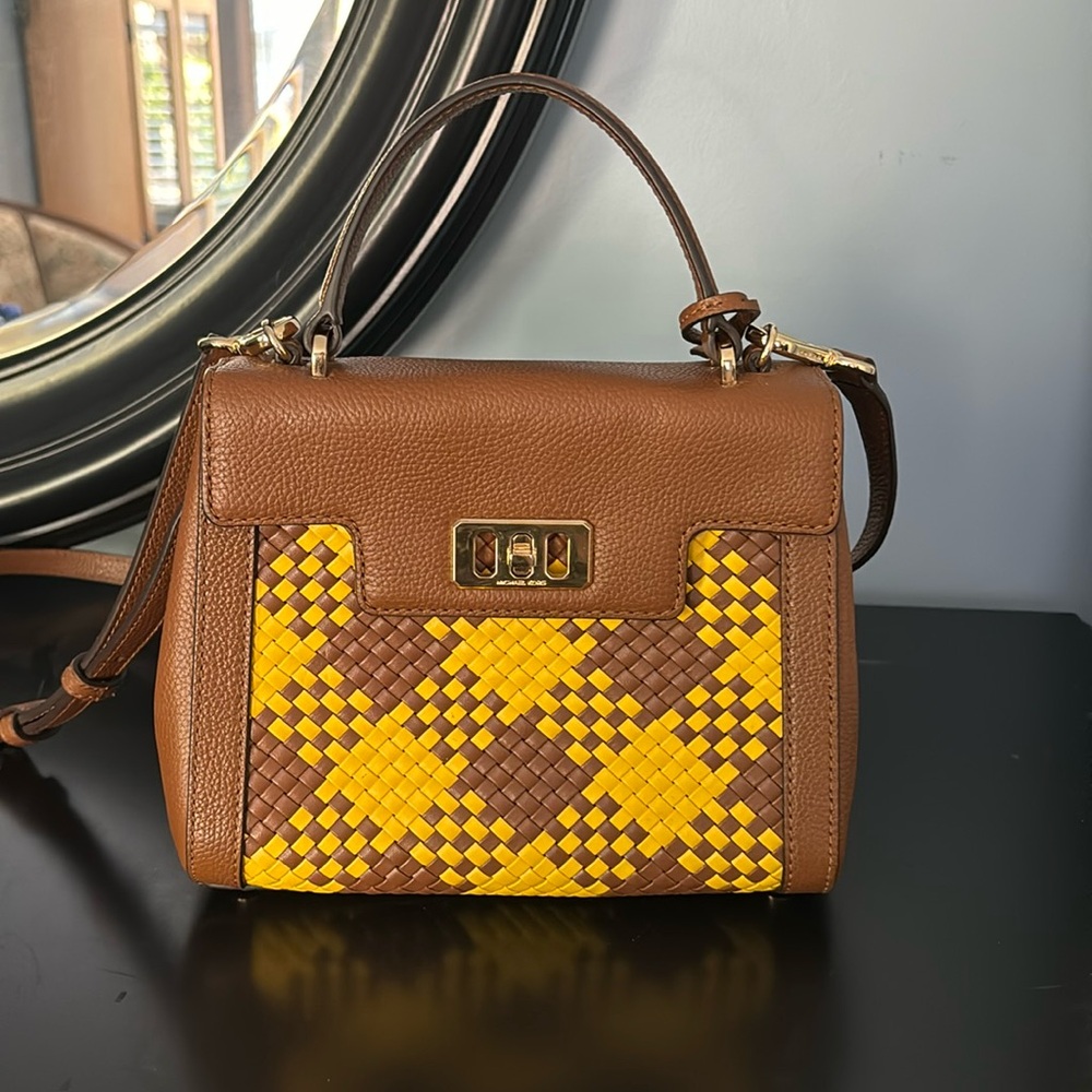 Perfect fall purse, brown and yellow looks great with jeans. Never worn